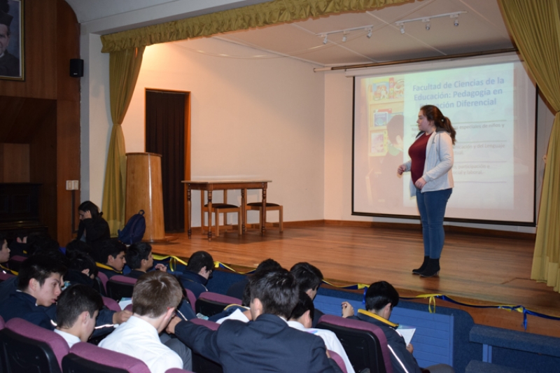 Estudiantes de 3° medio reciben charla informativa de la USS