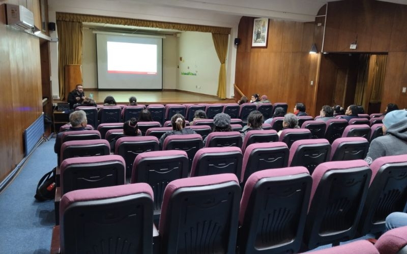 Taller “Familias en Línea” con los 1° básicos