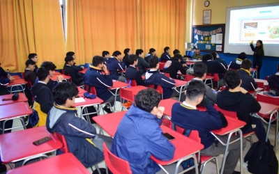 Socialización a estudiantes de 4° años medios sobre actividades sociales del año