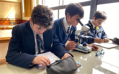 7° básico A inicia experiencias prácticas en Laboratorio de Ciencias