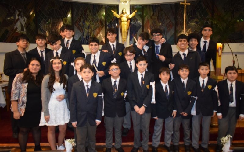 Con mucha alegría vivimos Eucaristía de 1° medio B y 1° Comunión