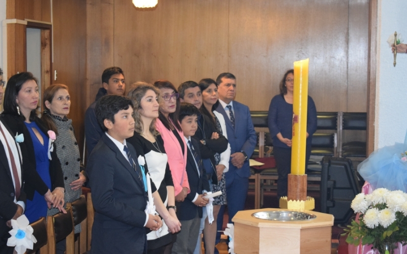 Estudiantes realizan el Sacramento del Bautismo