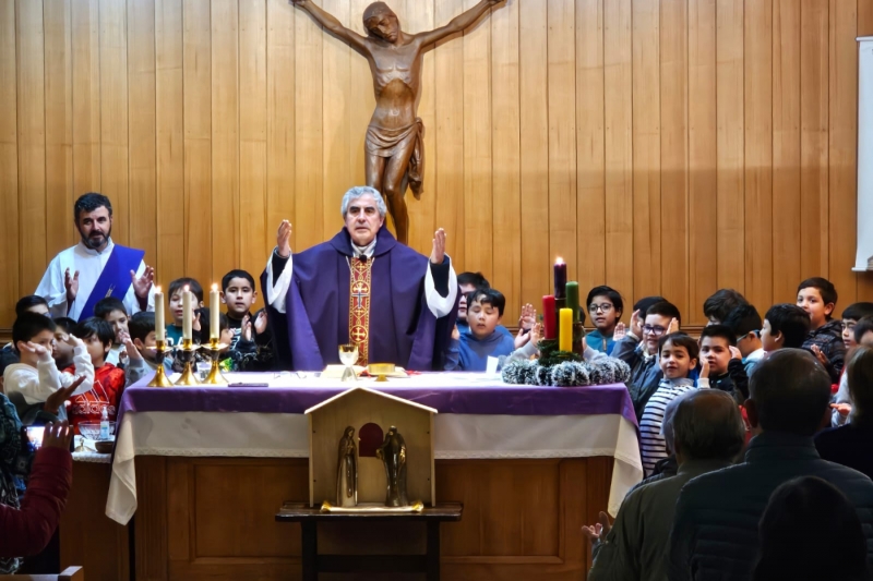 1° y 2° básicos celebran el inicio del tiempo de Adviento en Catedral de Valdivia